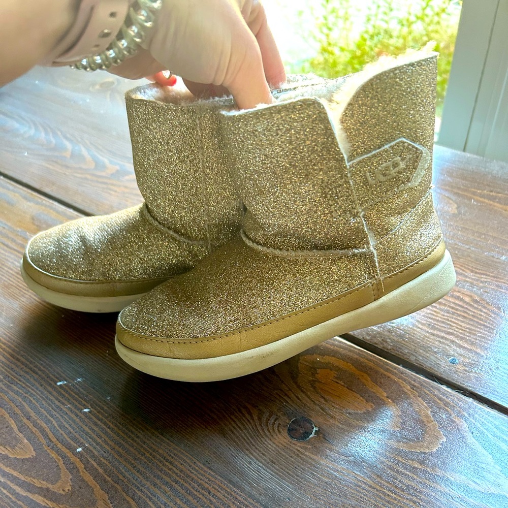 Girls Uggs. SIZE 13. VGUC.